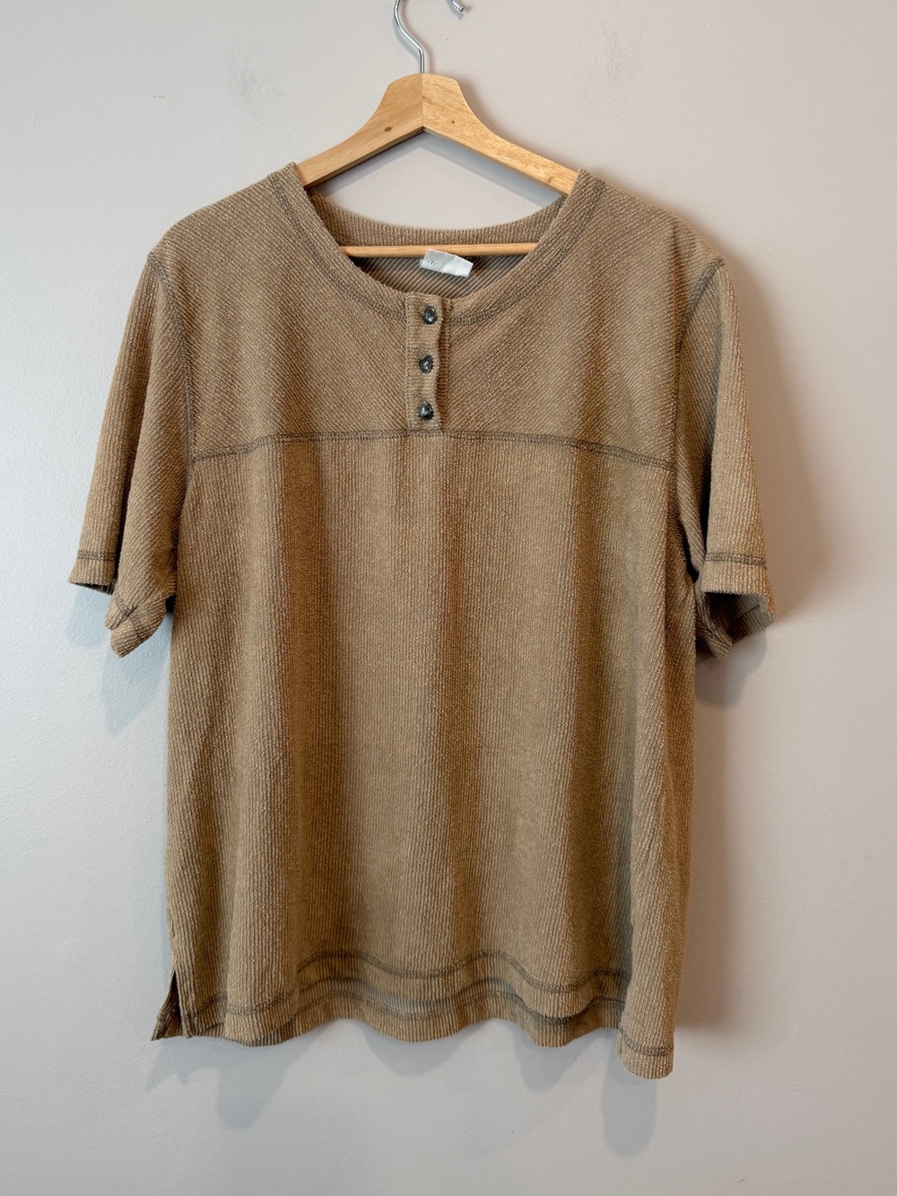 LA Seat Covers Vintage Ribbed Henley Short Sleeve Top Tan Gold Heart XL